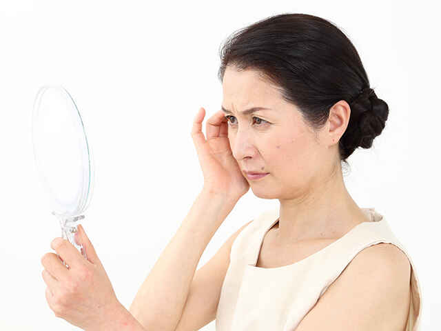 なぜ更年期の肌は乾燥するの？